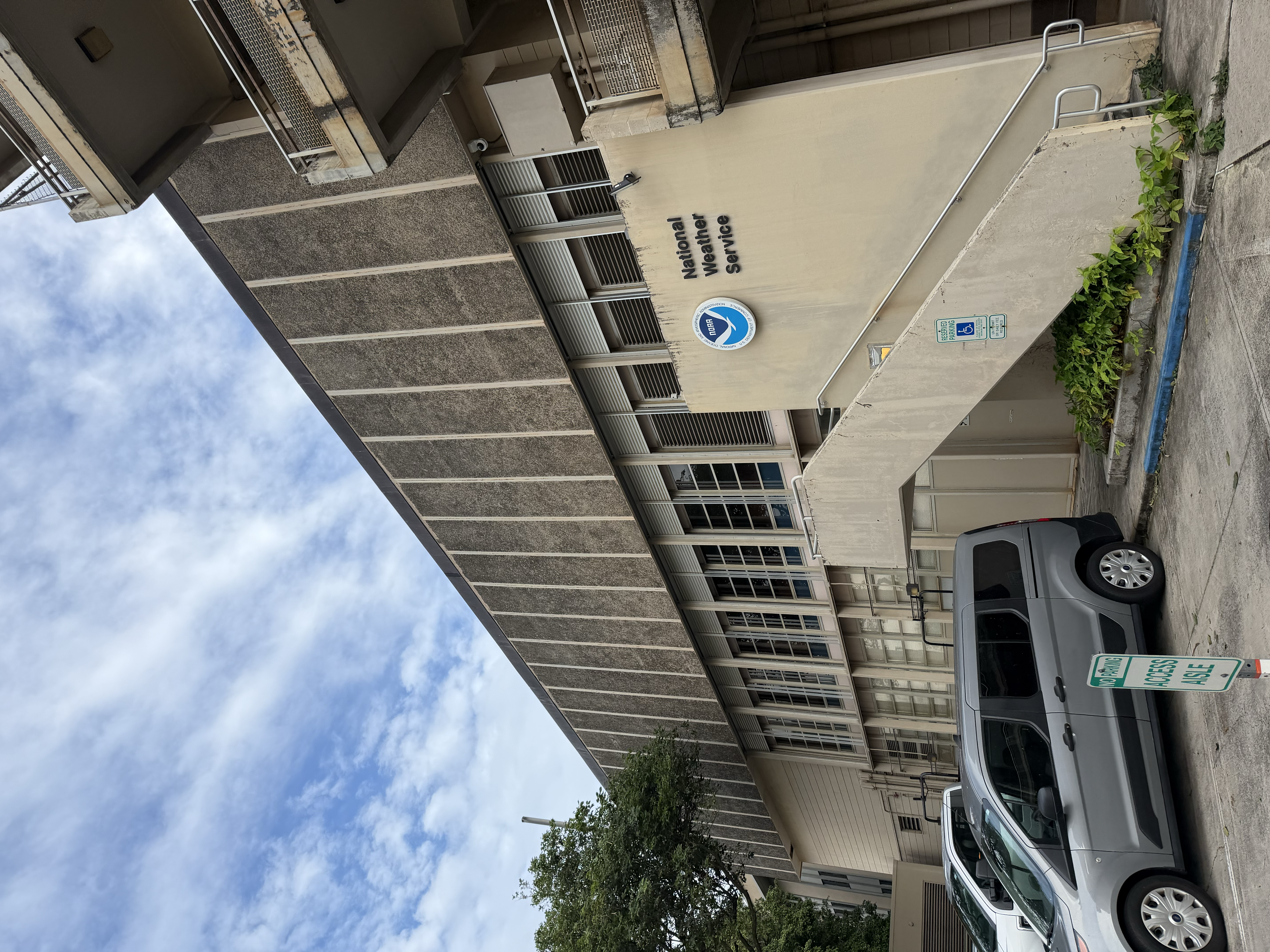 UH Mānoa 校園內的 National Weather Service 檀香山預報辦公室