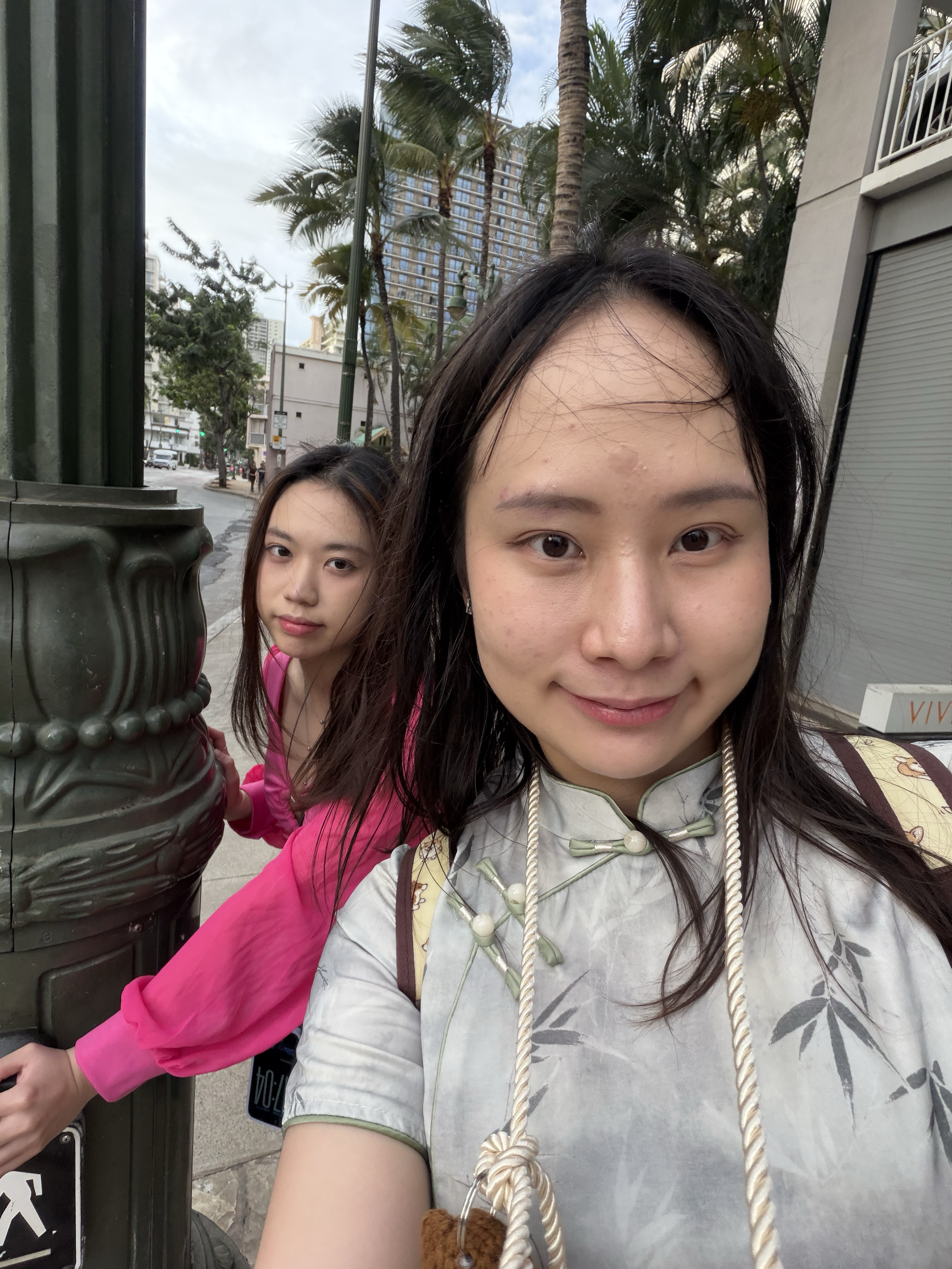 我和妹妹抱著柱子的合照